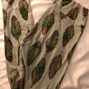 LuLaRoe feather leggings OS